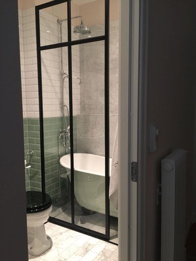 Badkar 130 cm med lejontassar